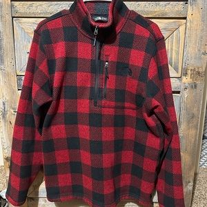 Men’s like new north face plaid pullover.